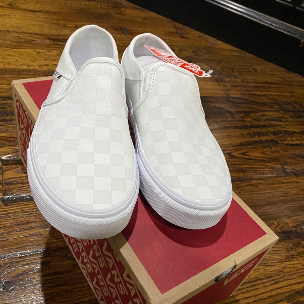 Vans women’s size 6 NWT white checkered